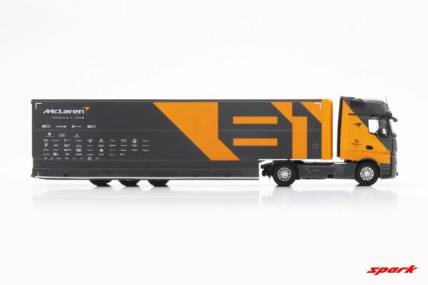 Spark - 1:43 Mercedes Actros F1 Team Transporter McLaren - Resin Model 11 Spark - 1:43 Mercedes Actros F1 Team Transporter McLaren - Resin Model