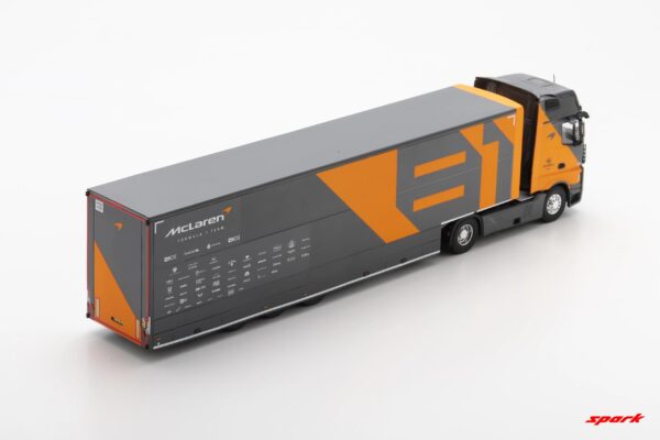Spark - 1:43 Mercedes Actros F1 Team Transporter McLaren - Resin Model 12 Spark - 1:43 Mercedes Actros F1 Team Transporter McLaren - Resin Model