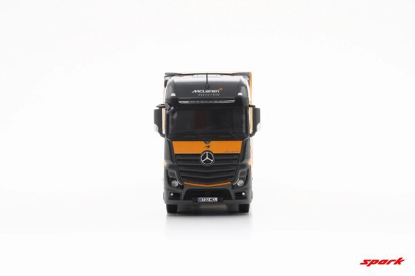 Spark - 1:43 Mercedes Actros F1 Team Transporter McLaren - Resin Model 13 Spark - 1:43 Mercedes Actros F1 Team Transporter McLaren - Resin Model