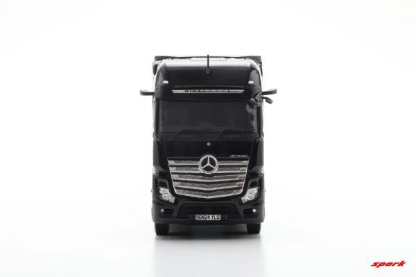 Spark - 1:43 Mercedes Actros F1 Team Transporter Mercedes-AMG Petronas 2024 - Resin Model 14 Spark - 1:43 Mercedes Actros F1 Team Transporter Mercedes-AMG Petronas 2024 - Resin Model