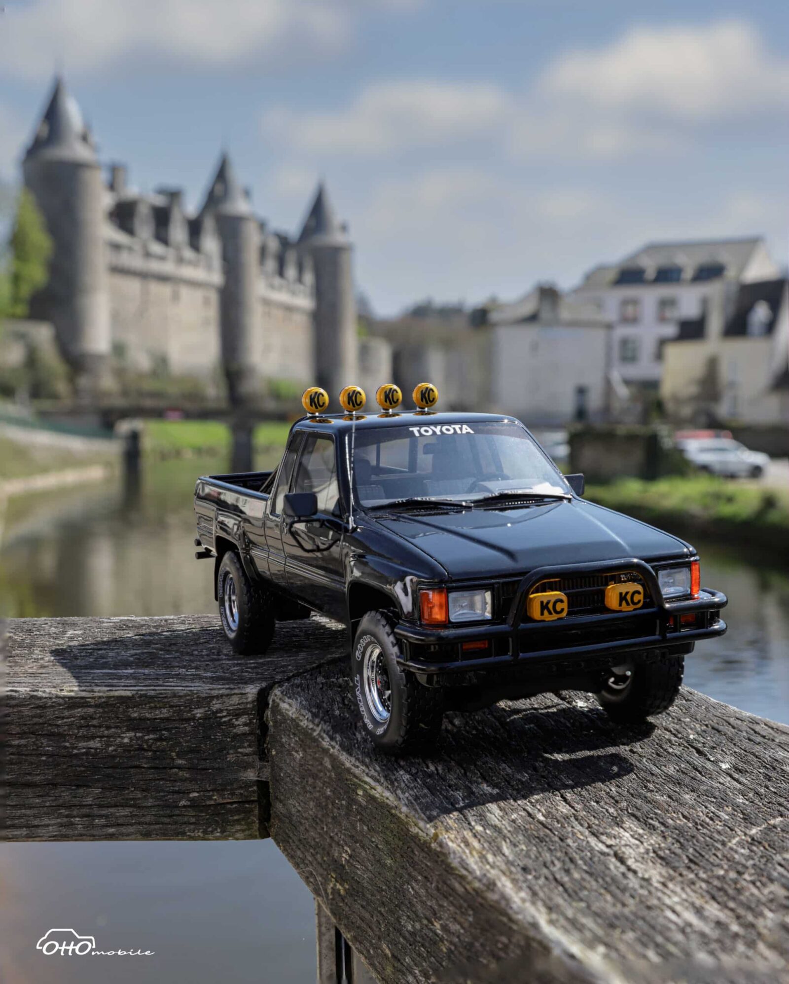Toyota Hilux SR5 Glossy Black 202 1985 - 1:18 Scale Limited