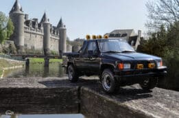 Toyota Hilux SR5 Glossy Black 202 1985 - 1:18 Scale Limited Edition Resin Model by Otto Mobile