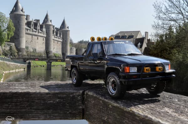 Toyota Hilux SR5 Glossy Black 202 1985 - 1:18 Scale Limited Edition Resin Model by Otto Mobile