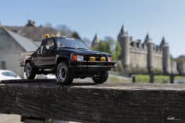 Toyota Hilux SR5 Glossy Black 202 1985 - 1:18 Scale Limited Edition Resin Model by Otto Mobile