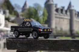 Toyota Hilux SR5 Glossy Black 202 1985 - 1:18 Scale Limited Edition Resin Model by Otto Mobile