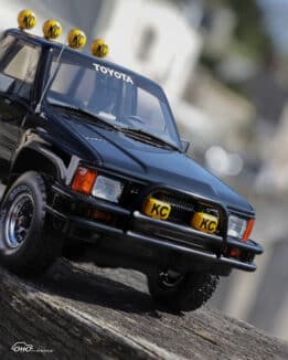Toyota Hilux SR5 Glossy Black 202 1985 - 1:18 Scale Limited Edition Resin Model by Otto Mobile