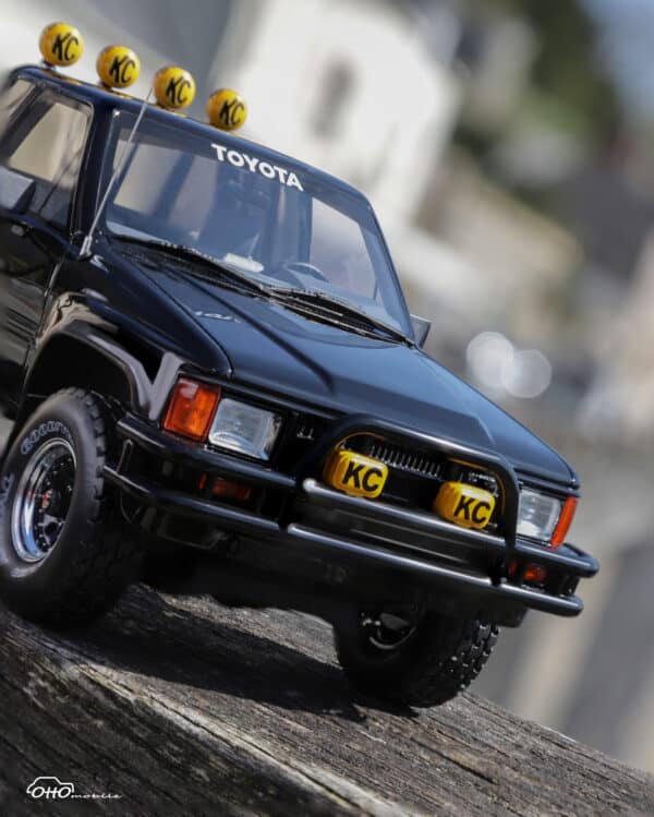 Toyota Hilux SR5 Glossy Black 202 1985 - 1:18 Scale Limited Edition Resin Model by Otto Mobile