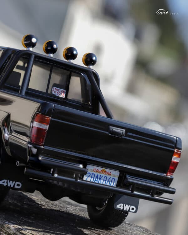 Toyota Hilux SR5 Glossy Black 202 1985 - 1:18 Scale Limited Edition Resin Model by Otto Mobile