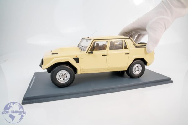 Schuco - 1:18 Lamborghini LM 002 Saudi Arabian Army 1986 - Resin Model