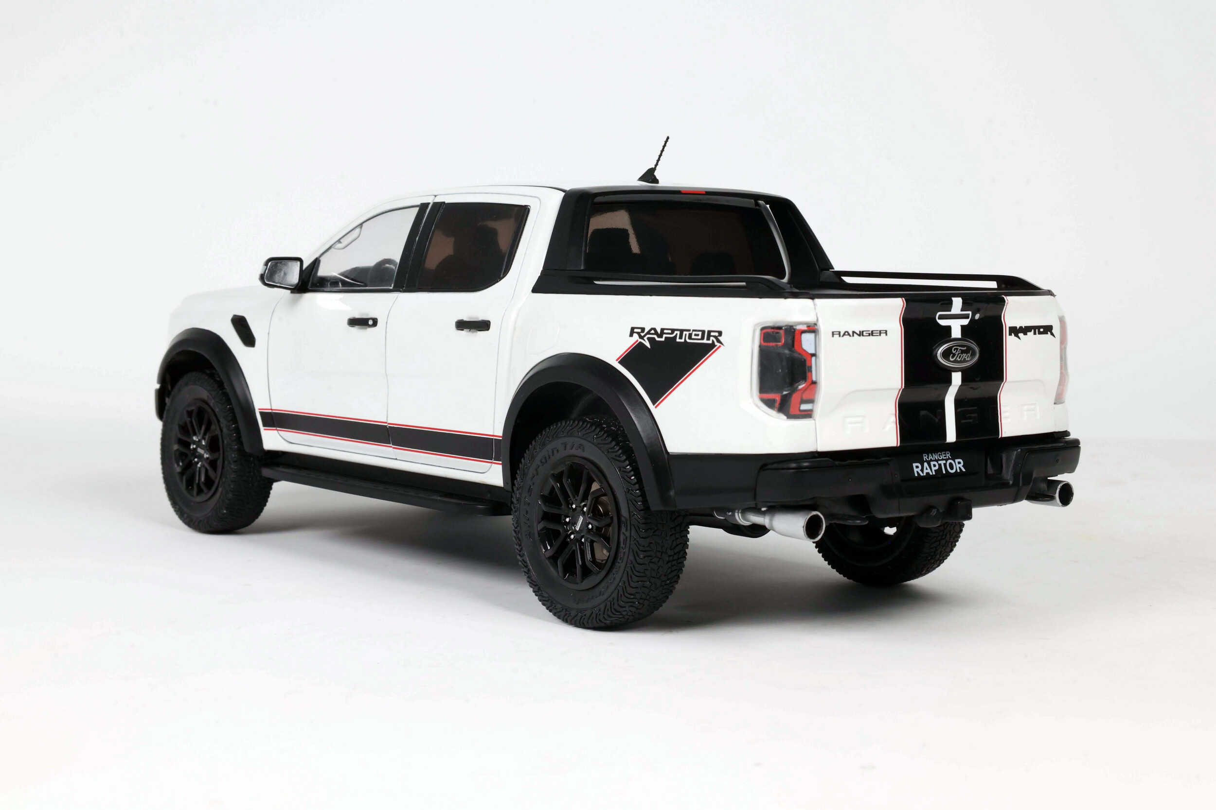 Solido 1:18 Ford Ranger Raptor Ice White 2024 (S1813904) Diecast Model 2 Solido 1:18 Ford Ranger Raptor Ice White 2024 (S1813904) Diecast Model - Image 2