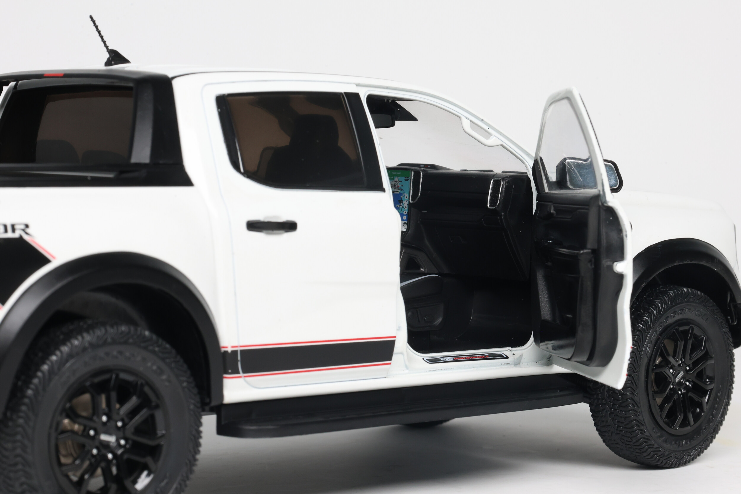 Solido 1:18 Ford Ranger Raptor Ice White 2024 (S1813904) Diecast Model 7 Solido 1:18 Ford Ranger Raptor Ice White 2024 (S1813904) Diecast Model - Image 7