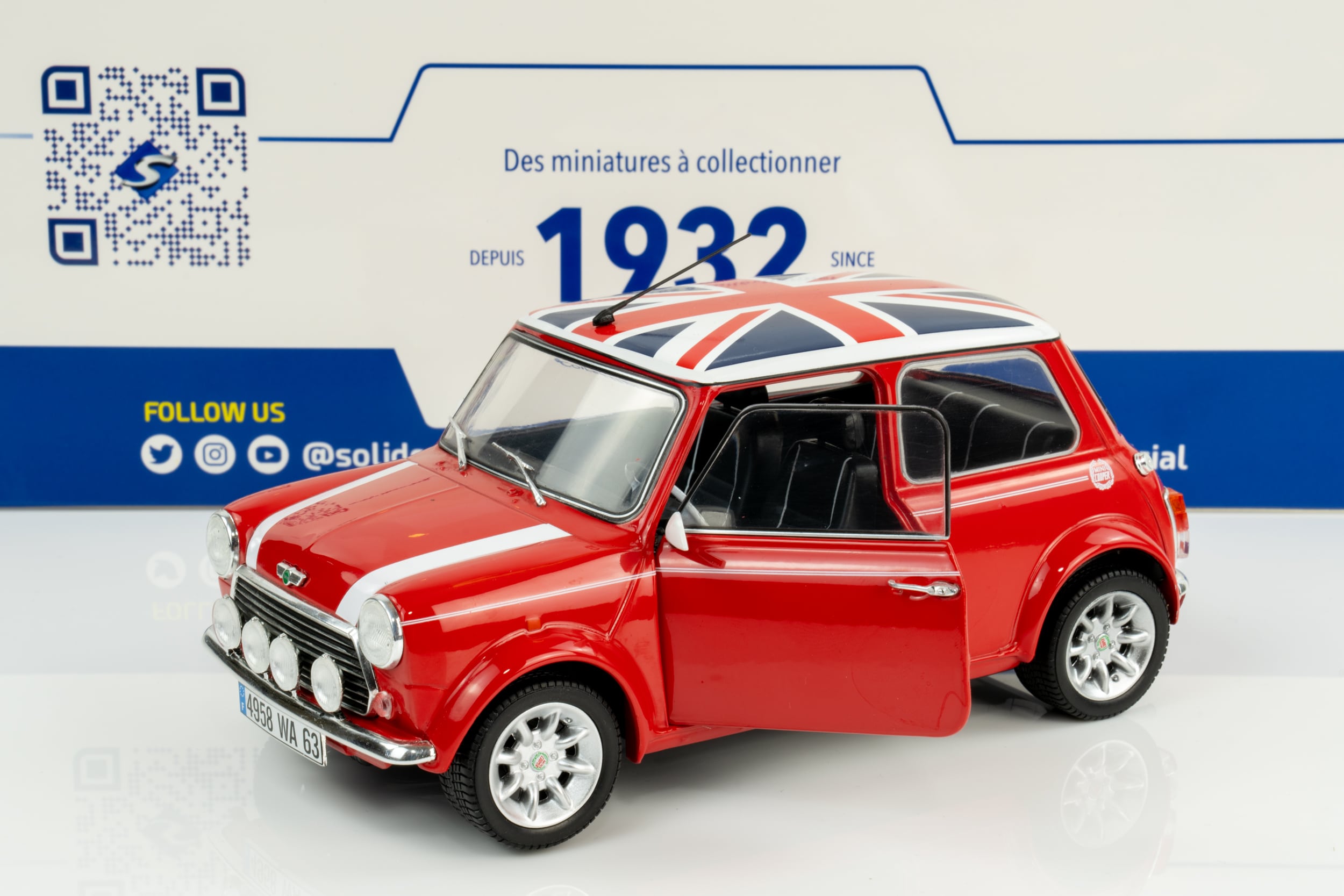 Solido - 1:18 Mini Cooper Sport 1997 Red with Union Jack Flag - Diecast Model 2 Solido - 1:18 Mini Cooper Sport 1997 Red with Union Jack Flag - Diecast Model - Image 2