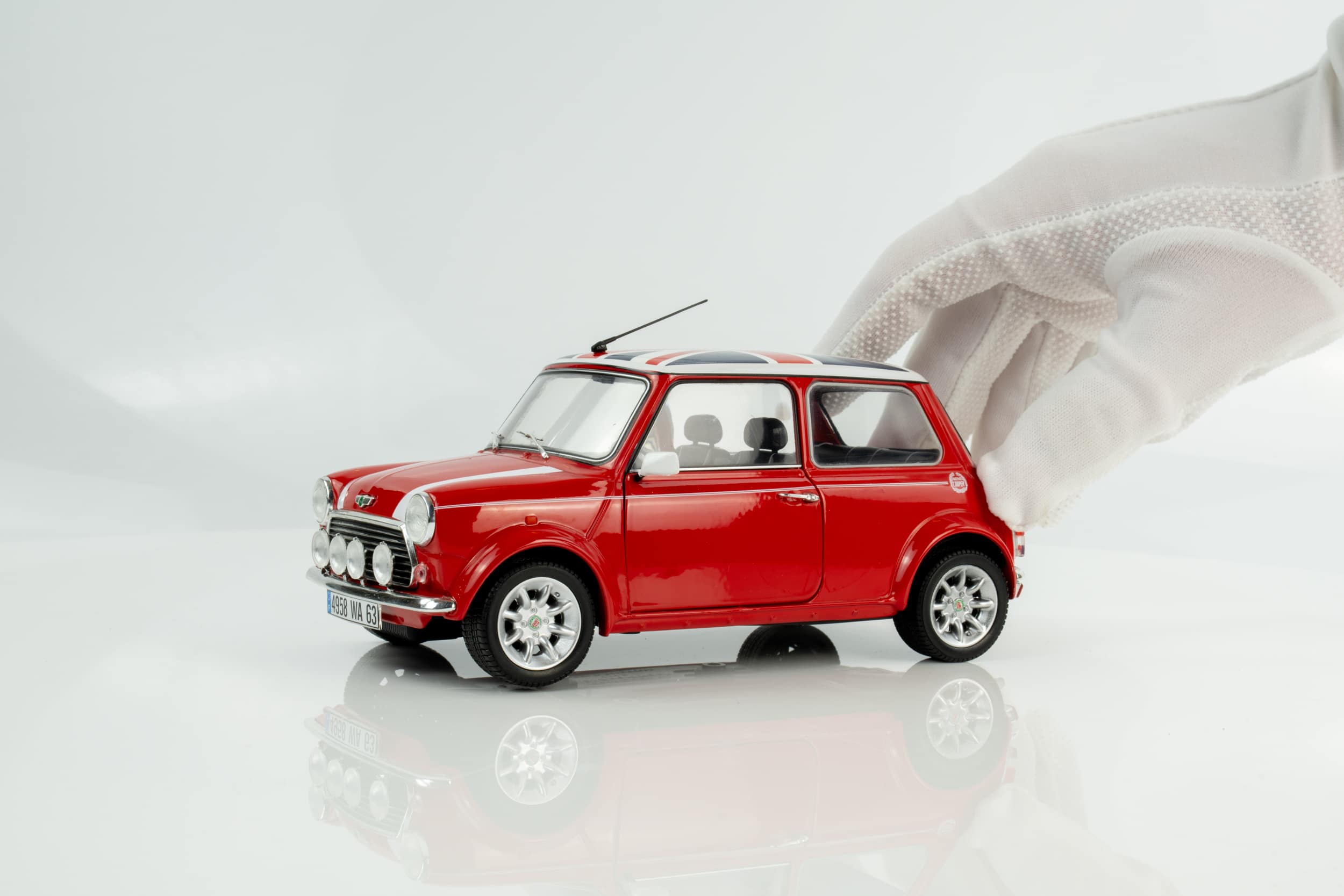 Solido - 1:18 Mini Cooper Sport 1997 Red with Union Jack Flag - Diecast Model 7 Solido - 1:18 Mini Cooper Sport 1997 Red with Union Jack Flag - Diecast Model - Image 7
