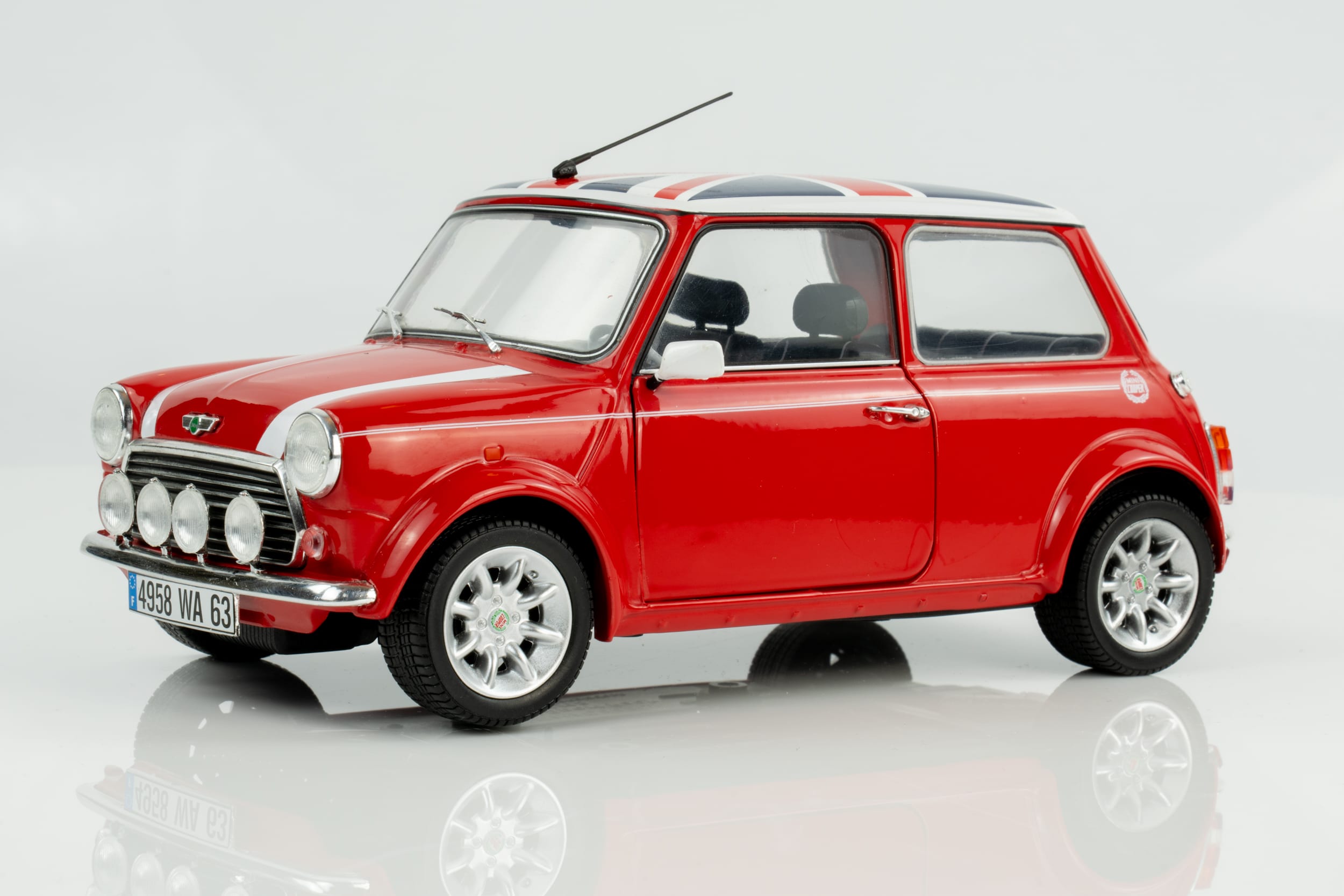Solido - 1:18 Mini Cooper Sport 1997 Red with Union Jack Flag - Diecast Model 5 Solido - 1:18 Mini Cooper Sport 1997 Red with Union Jack Flag - Diecast Model - Image 5