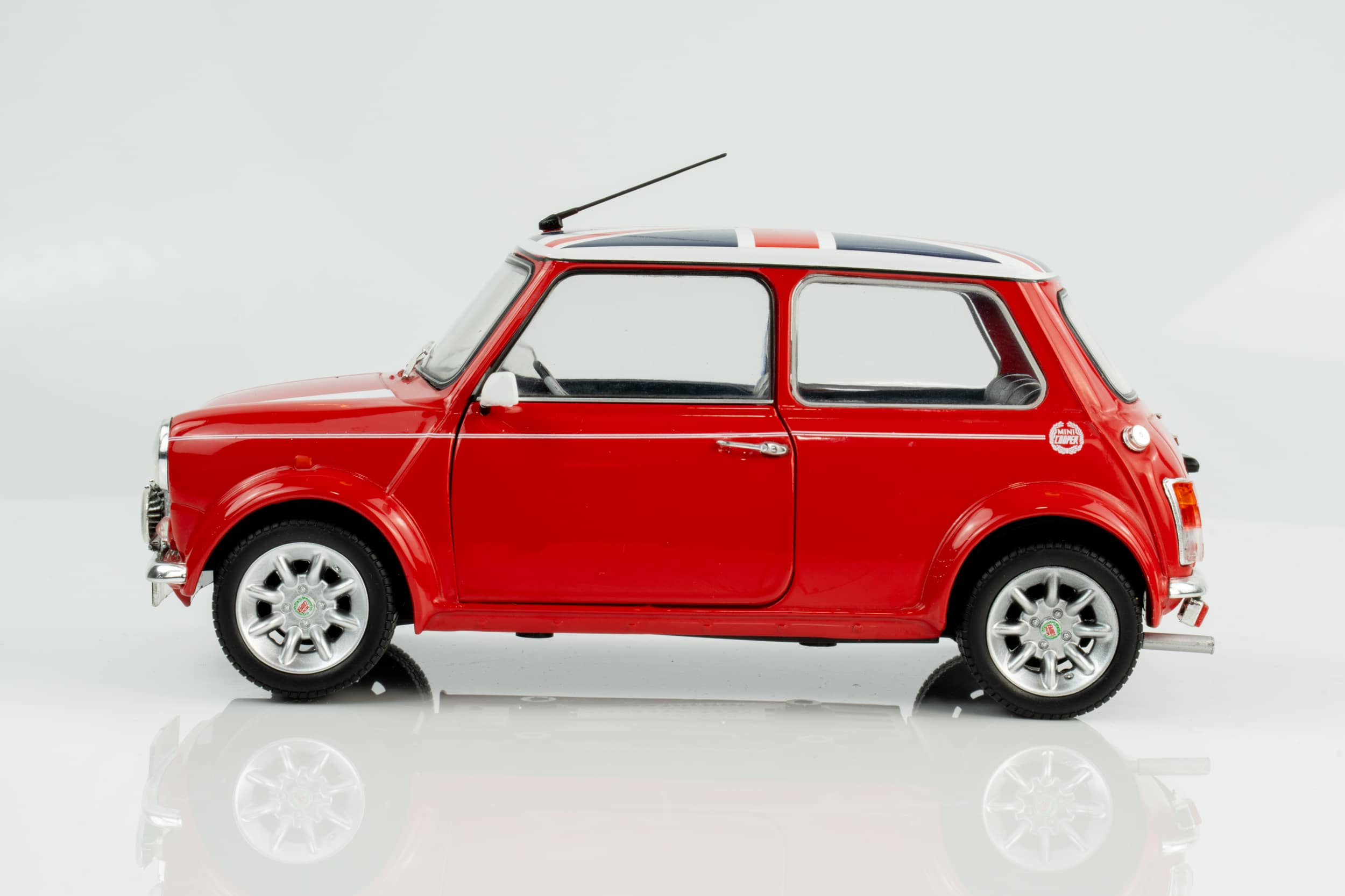 Solido - 1:18 Mini Cooper Sport 1997 Red with Union Jack Flag - Diecast Model 11 Solido - 1:18 Mini Cooper Sport 1997 Red with Union Jack Flag - Diecast Model - Image 11