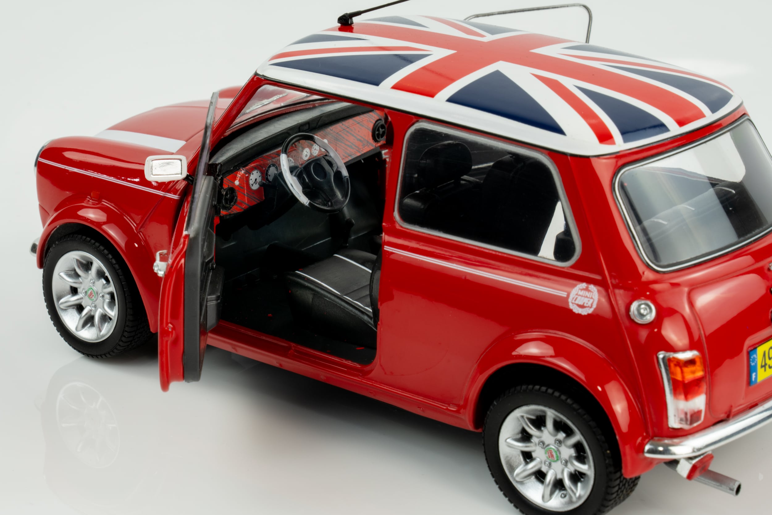 Solido - 1:18 Mini Cooper Sport 1997 Red with Union Jack Flag - Diecast Model 10 Solido - 1:18 Mini Cooper Sport 1997 Red with Union Jack Flag - Diecast Model - Image 10