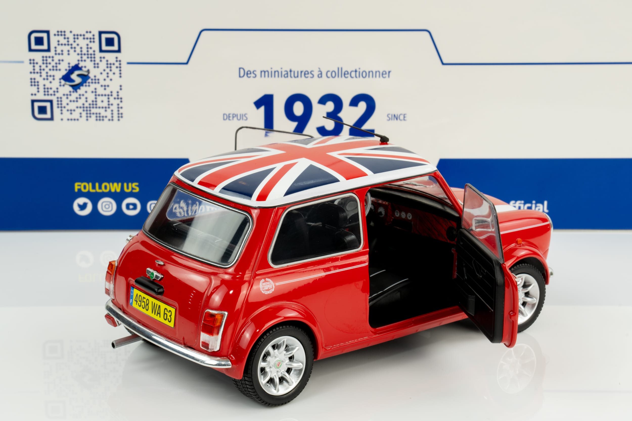 Solido - 1:18 Mini Cooper Sport 1997 Red with Union Jack Flag - Diecast Model 3 Solido - 1:18 Mini Cooper Sport 1997 Red with Union Jack Flag - Diecast Model - Image 3