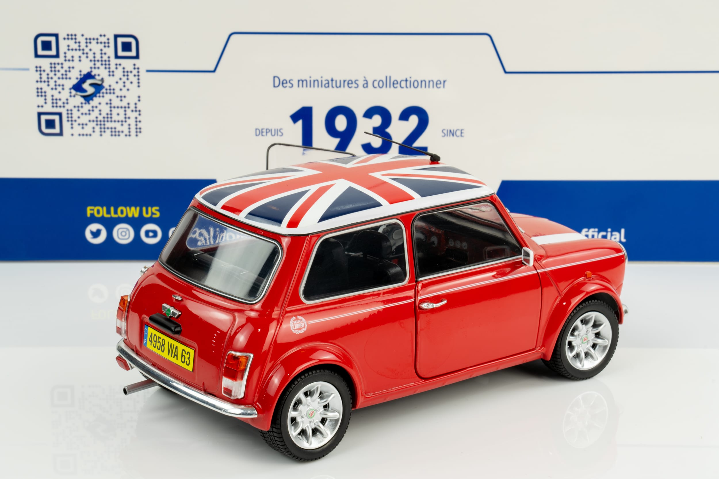 Solido - 1:18 Mini Cooper Sport 1997 Red with Union Jack Flag - Diecast Model 4 Solido - 1:18 Mini Cooper Sport 1997 Red with Union Jack Flag - Diecast Model - Image 4