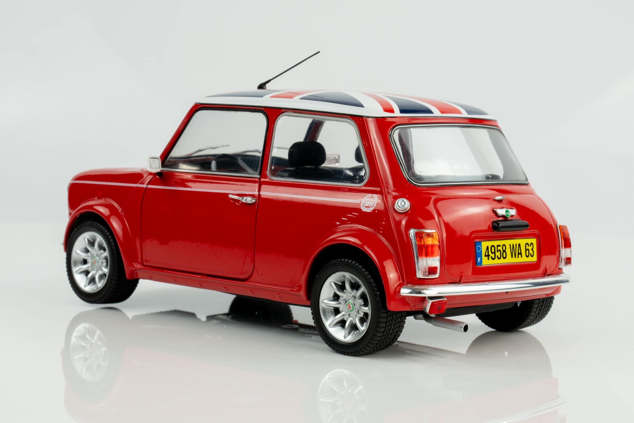 Solido - 1:18 Mini Cooper Sport 1997 Red with Union Jack Flag - Diecast Model 6 Solido - 1:18 Mini Cooper Sport 1997 Red with Union Jack Flag - Diecast Model - Image 6