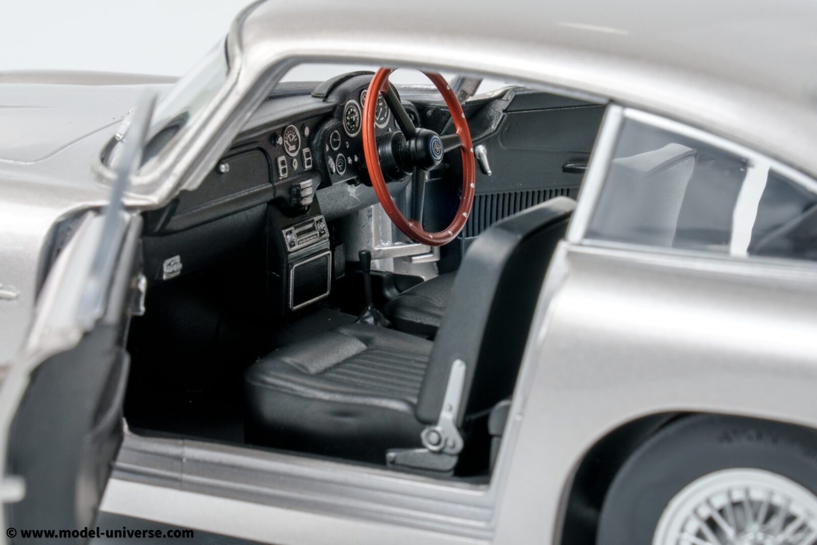Solido 1:18 Aston Martin DB5 Birch Silver (S1807101) Model Car