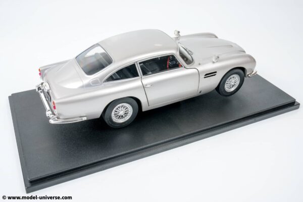 Solido - 1:18 Aston Martin DB5 1964 Silver Birch - Diecast Model 21 Solido - 1:18 Aston Martin DB5 1964 Silver Birch - Diecast Model