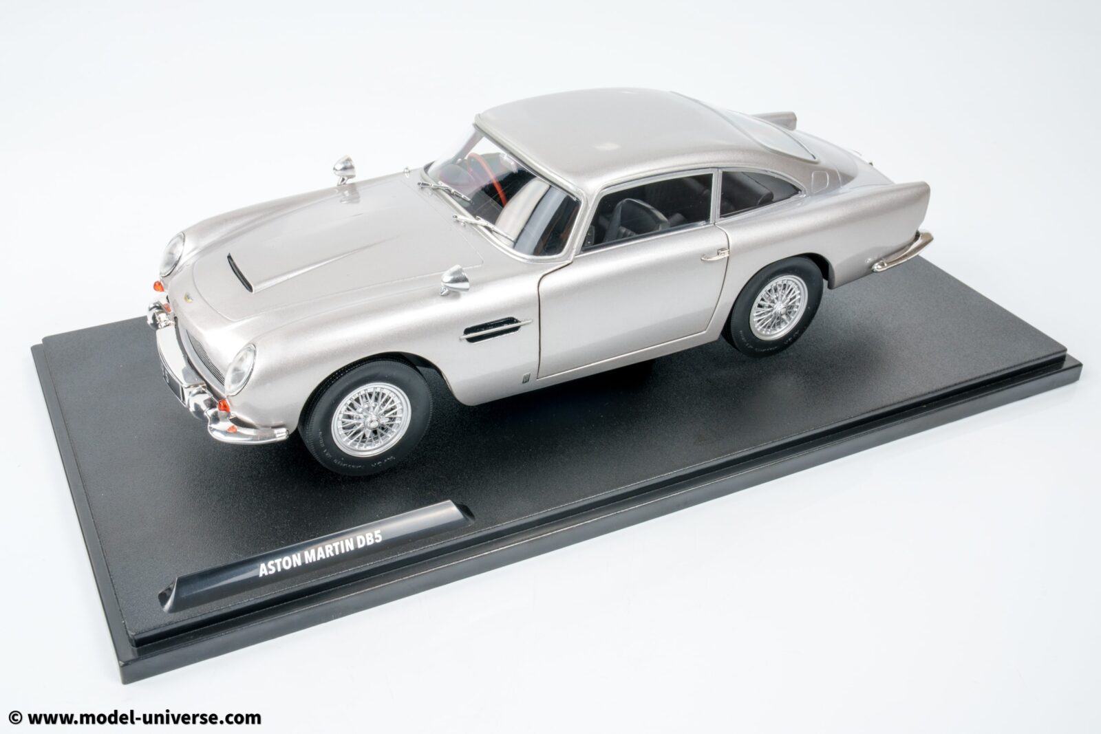 Solido 1:18 Aston Martin DB5 Birch Silver (S1807101) Model Car