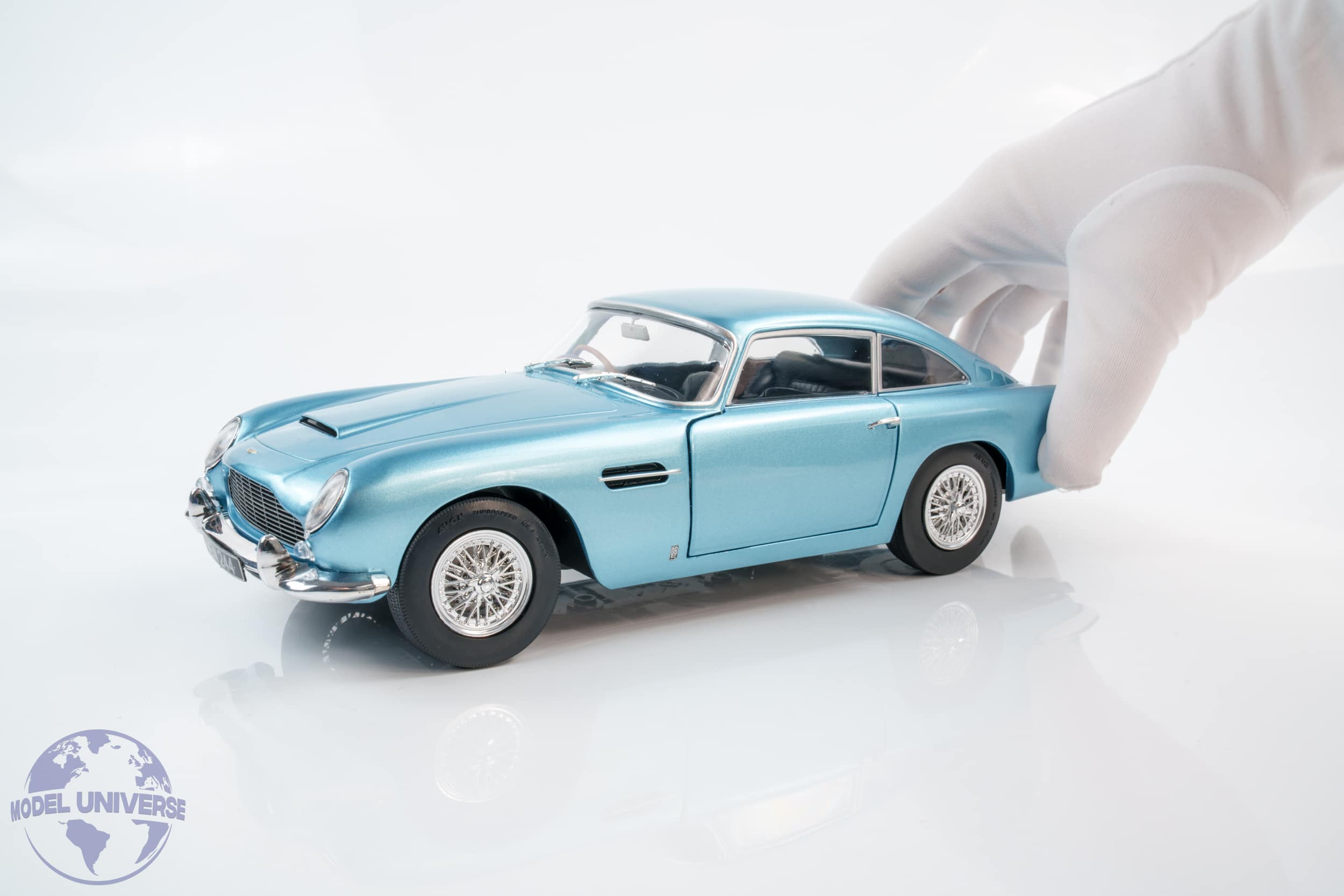 Solido - 1:18 Aston Martin DB5 1964 Light Metallic Blue - Diecast
