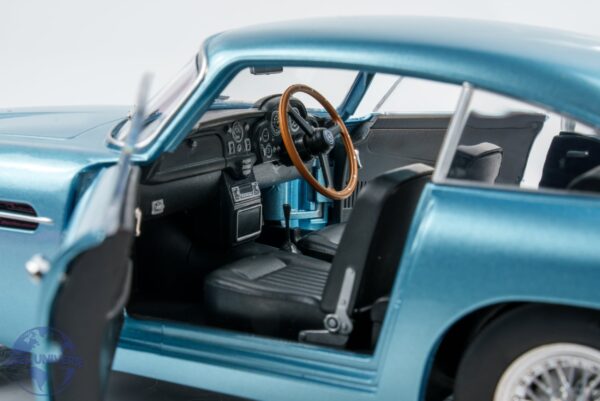 Solido - 1:18 Aston Martin DB5 1964 Light Metallic Blue - Diecast Model 18 Solido - 1:18 Aston Martin DB5 1964 Light Metallic Blue - Diecast Model