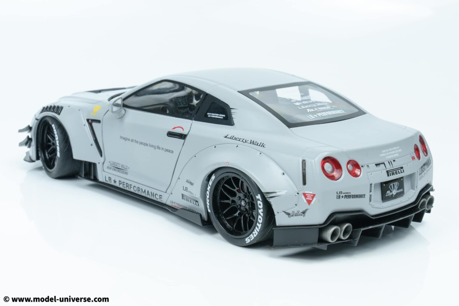 Solido 1:18 Nissan GT-R (R35) Type 2 Liberty Walk LB Works with