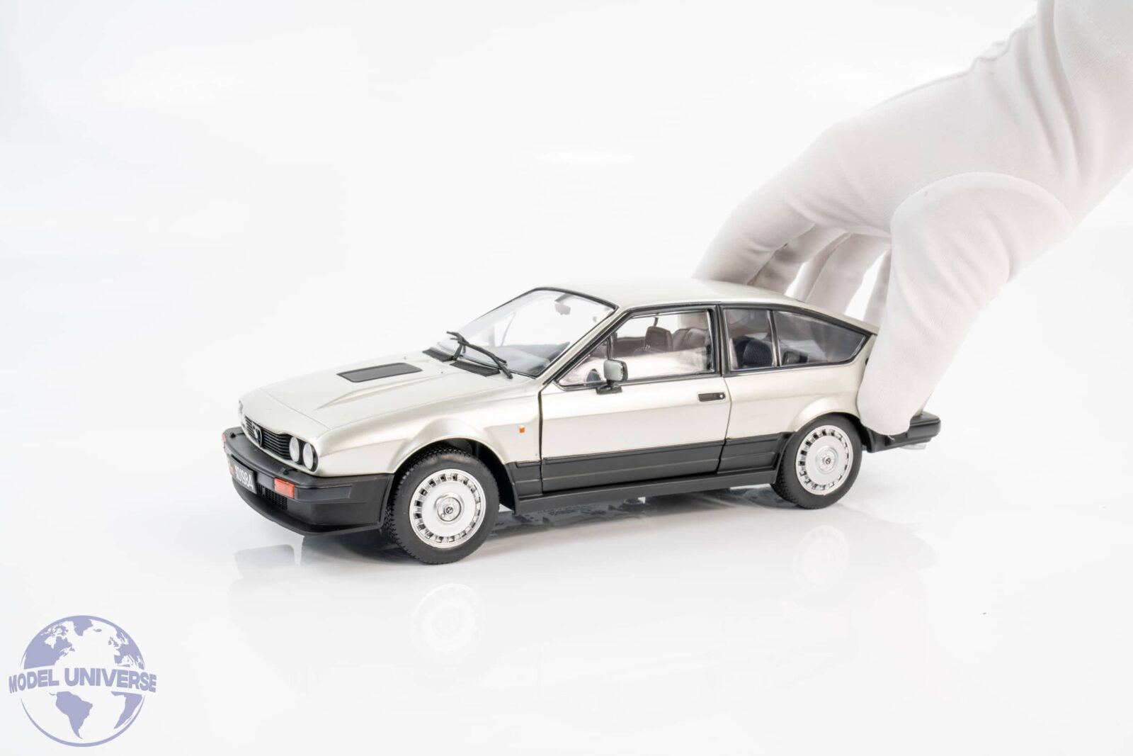 Solido 1:18 Alfa Romeo GTV6 Silver 1984 (S1802304) Diecast Model