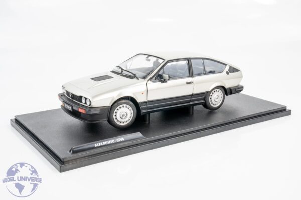 Solido - 1:18 Alfa Romeo GTV6 Silver 1984 - Diecast Model 13 Solido - 1:18 Alfa Romeo GTV6 Silver 1984 - Diecast Model
