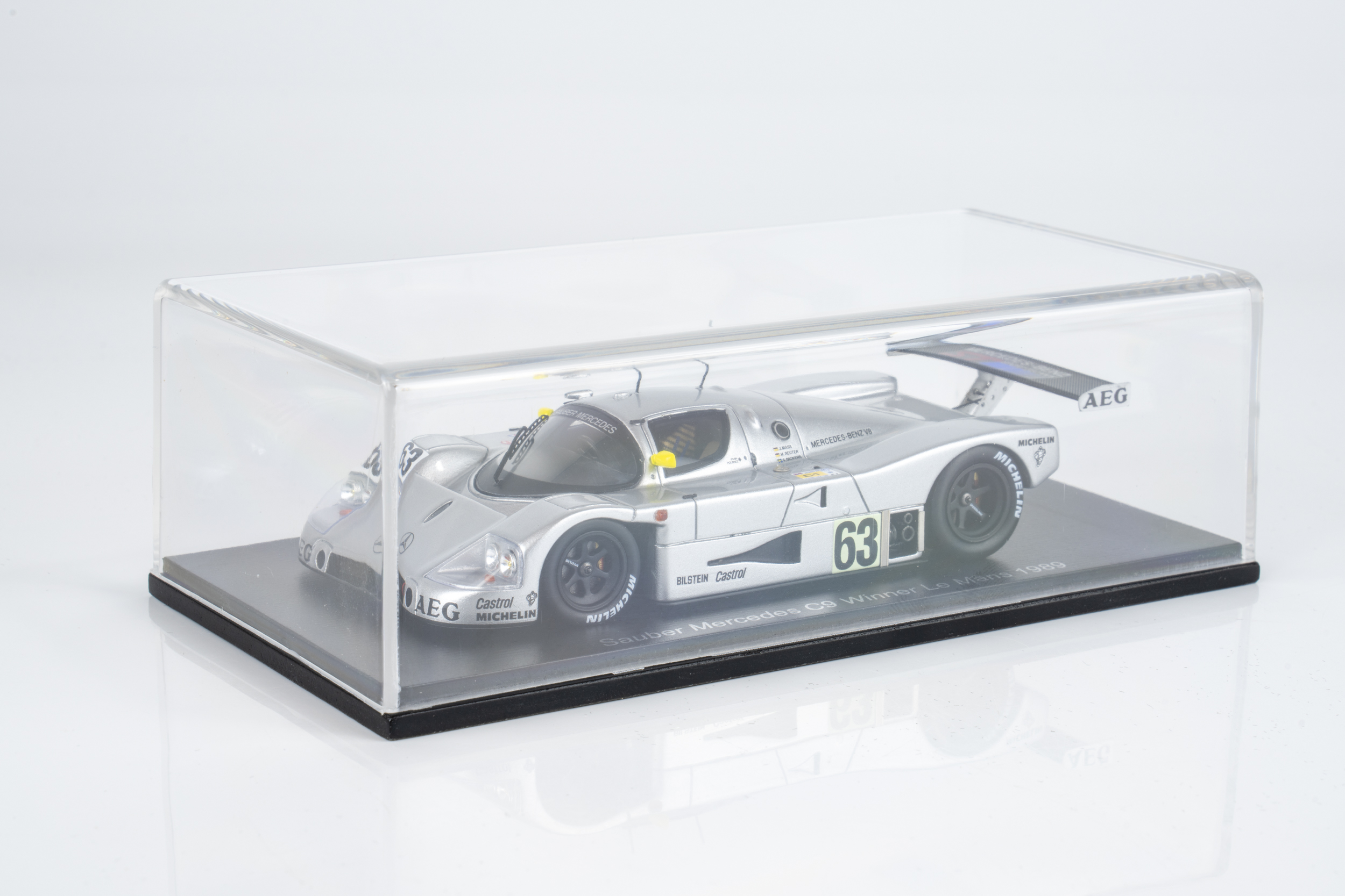 Spark 1:43 Sauber C9 No.63, Winner Le Mans 1989 J. Mass - S. Dickens - M Reuter (43LM89) Resin Model 3 Spark 1:43 Sauber C9 No.63 Winner 24H Le Mans 1989 Mass Dickens Reuter (43LM89) Resin Model - display case