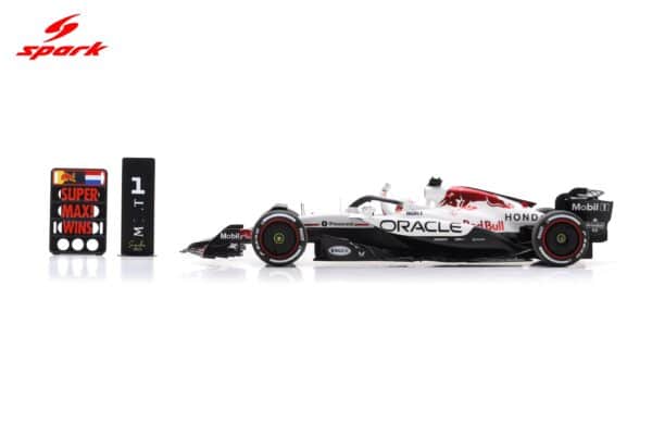 Spark 1:12 Red Bull Racing RB21 No.1 Max Verstappen Winner Japanese GP 2025 with Pitboard (12S054) Special White Honda Tribute Livery - Resin Model 16 Spark 1:12 Red Bull Racing RB21 No.1 Max Verstappen Winner Japanese GP 2025 with Pitboard (12S054) Special White Honda Tribute Livery - Resin Model