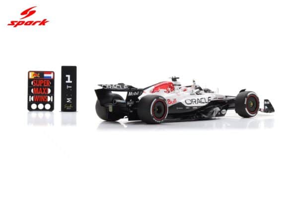 Spark 1:12 Red Bull Racing RB21 No.1 Max Verstappen Winner Japanese GP 2025 with Pitboard (12S054) Special White Honda Tribute Livery - Resin Model 15 Spark 1:12 Red Bull Racing RB21 No.1 Max Verstappen Winner Japanese GP 2025 with Pitboard (12S054) Special White Honda Tribute Livery - Resin Model