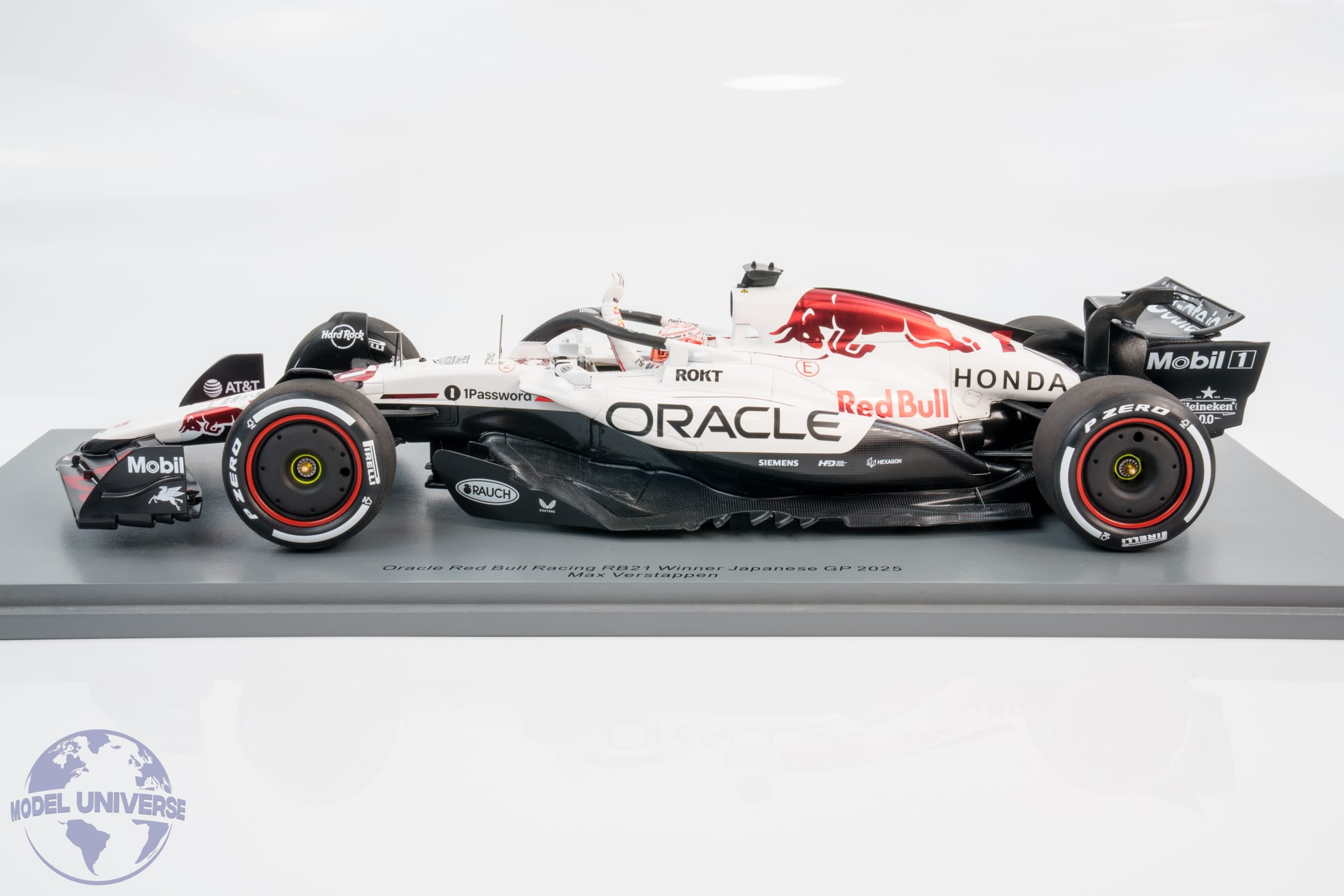 Spark - 1:18 Red Bull Racing RB21 No.1 Max Verstappen Winner