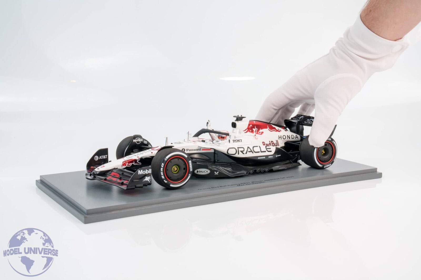 Spark 1:18 Red Bull Racing RB21 No.1 Max Verstappen Winner