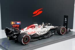 Spark  1:18 Red Bull RB21 n.º 1 Max Verstappen Ganador del GP de Japón 2025 con pitboard - Decoración especial Honda White Tribute - Modelo de resina
