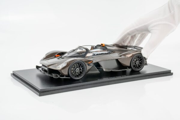 Spark - 1:18 Aston Martin Valkyrie Spider 2024 Cumberland Grey - Resin Model 9 Spark 18S1034 Aston Martin Valkyrie Cumberland Grey 4
