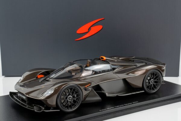 Spark 18S1034 Aston Martin Valkyrie Cumberland Grey 6
