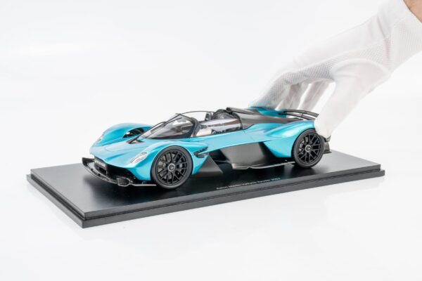 Spark - 1:18 Aston Martin Valkyrie Spider 2024 Blue - Resin Model 9 Spark - 1:18 Aston Martin Valkyrie Spider 2024 Blue - Resin Model