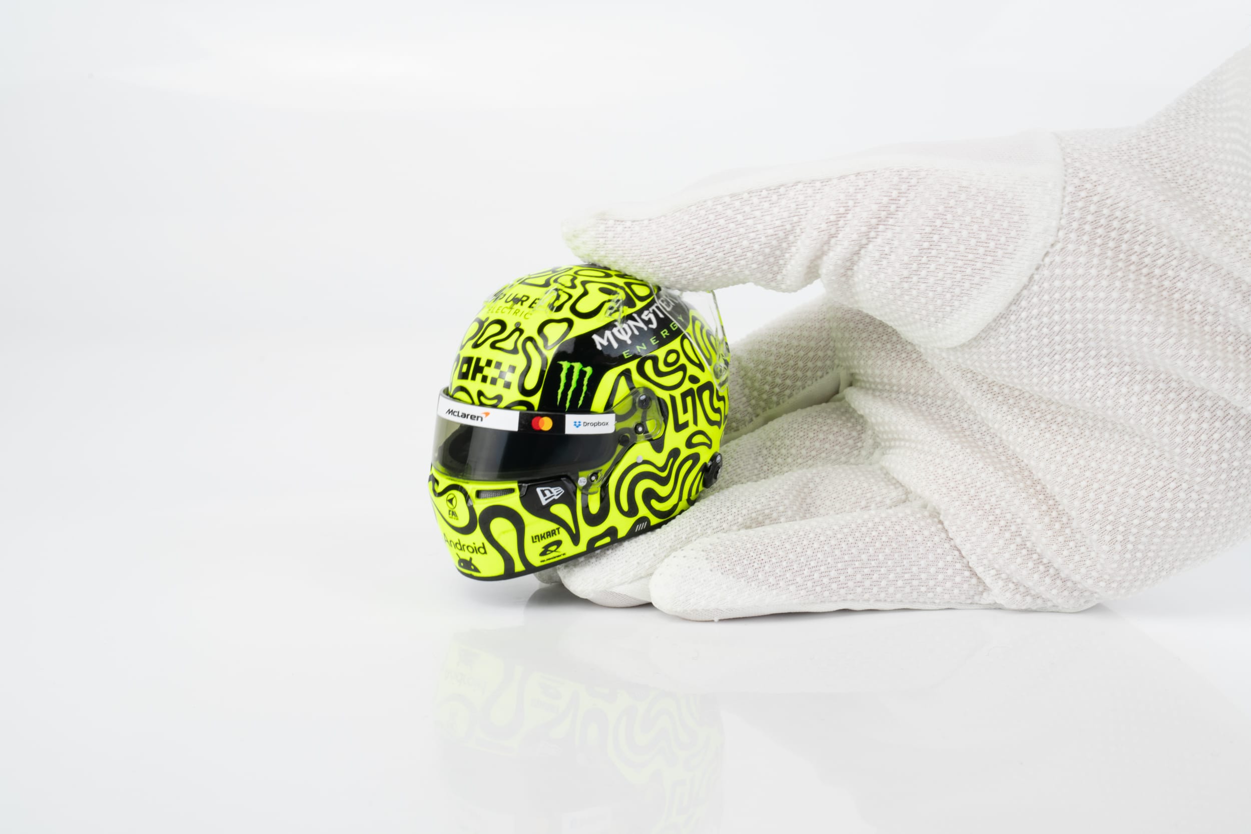 Spark 1:5 Lando Norris McLaren F1 Helmet 2025 Season (5HF188) Helmet Replica 7 Spark 1:5 Lando Norris McLaren F1 Helmet 2025 Season (5HF188) Helmet Replica - Image 7