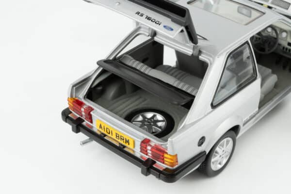 Sun Star - 1:18 Ford Escort RS1600i 1984 Strato Silver RHD UK Exclusive - Limited Edition Diecast Model 26 Sun Star - 1:18 Ford Escort RS1600i 1984 Strato Silver RHD UK Exclusive - Limited Edition Diecast Model