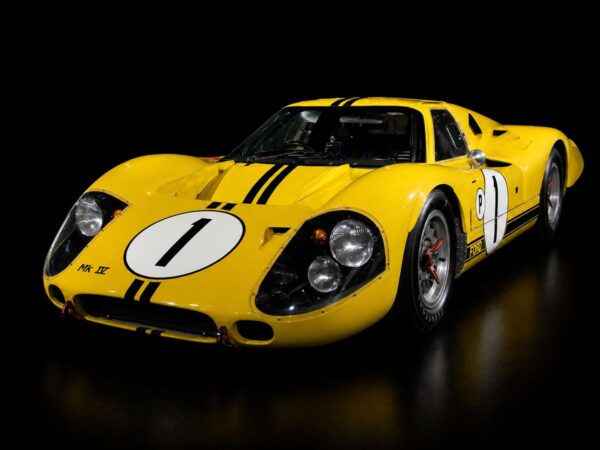 Top Marques 1:12 Ford GT40 Mk IV No.1 M. Andretti / B. McLaren Winner 12h Sebring 1967 (TMR1273C) Resin Model