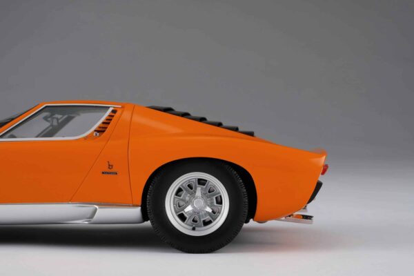 Amalgam 1:18 Lamborghini Miura P400 SV (1971) Orange - Resin Model 23 Amalgam 1:18 Lamborghini Miura P400 SV (1971) Orange - Resin Model
