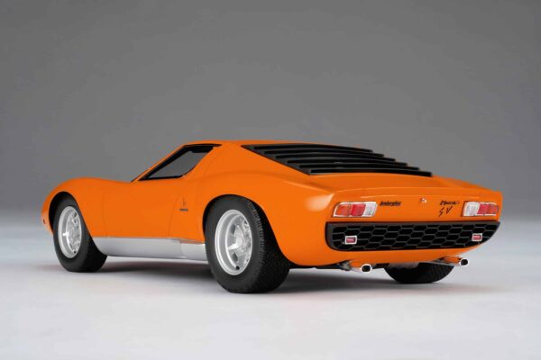 Amalgam 1:18 Lamborghini Miura P400 SV (1971) Orange - Resin Model 24 Amalgam 1:18 Lamborghini Miura P400 SV (1971) Orange - Resin Model