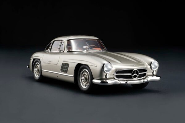 Amalgam 1:18 Mercedes-Benz 300 SL Gullwing Silver Grey Metallic (M5976-SC2) Resin Model