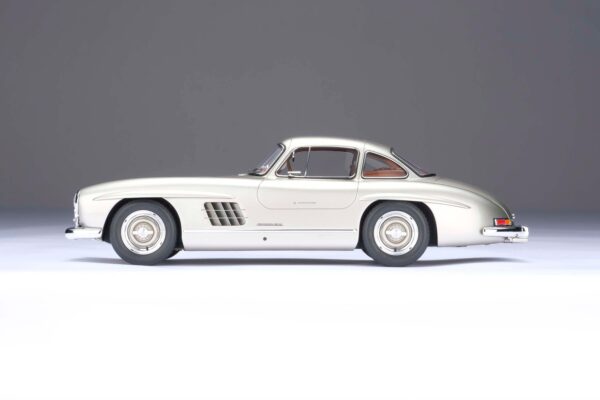 Amalgam 1:18 Mercedes-Benz 300 SL Gullwing Silver Grey Metallic (M5976-SC2) Resin Model 16 Amalgam 1:18 Mercedes-Benz 300 SL Gullwing Silver Grey Metallic (M5976-SC2) Resin Model