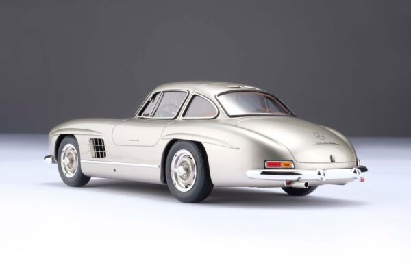 Amalgam 1:18 Mercedes-Benz 300 SL Gullwing Silver Grey Metallic (M5976-SC2) Resin Model 17 Amalgam 1:18 Mercedes-Benz 300 SL Gullwing Silver Grey Metallic (M5976-SC2) Resin Model