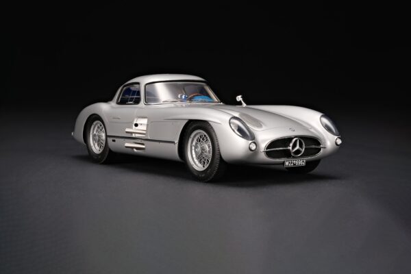 Amalgam 1:18 Mercedes-Benz 300 SLR Uhlenhaut Coupe Silver (M6309) Resin Model 11 Amalgam 1:18 Mercedes-Benz 300 SLR Uhlenhaut Coupe Silver (M6309) Resin Model