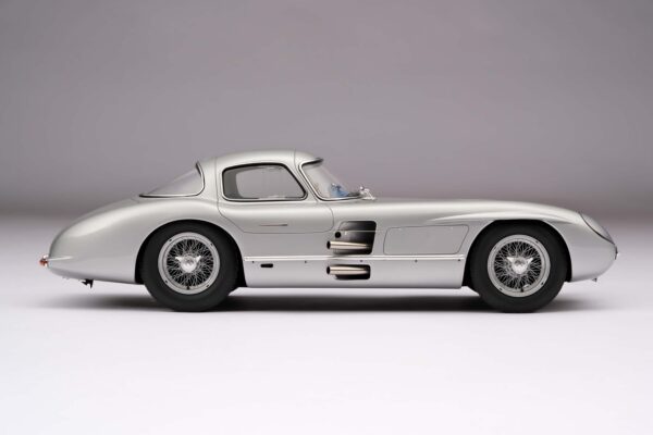 Amalgam 1:18 Mercedes-Benz 300 SLR Uhlenhaut Coupe Silver (M6309) Resin Model 16 Amalgam 1:18 Mercedes-Benz 300 SLR Uhlenhaut Coupe Silver (M6309) Resin Model